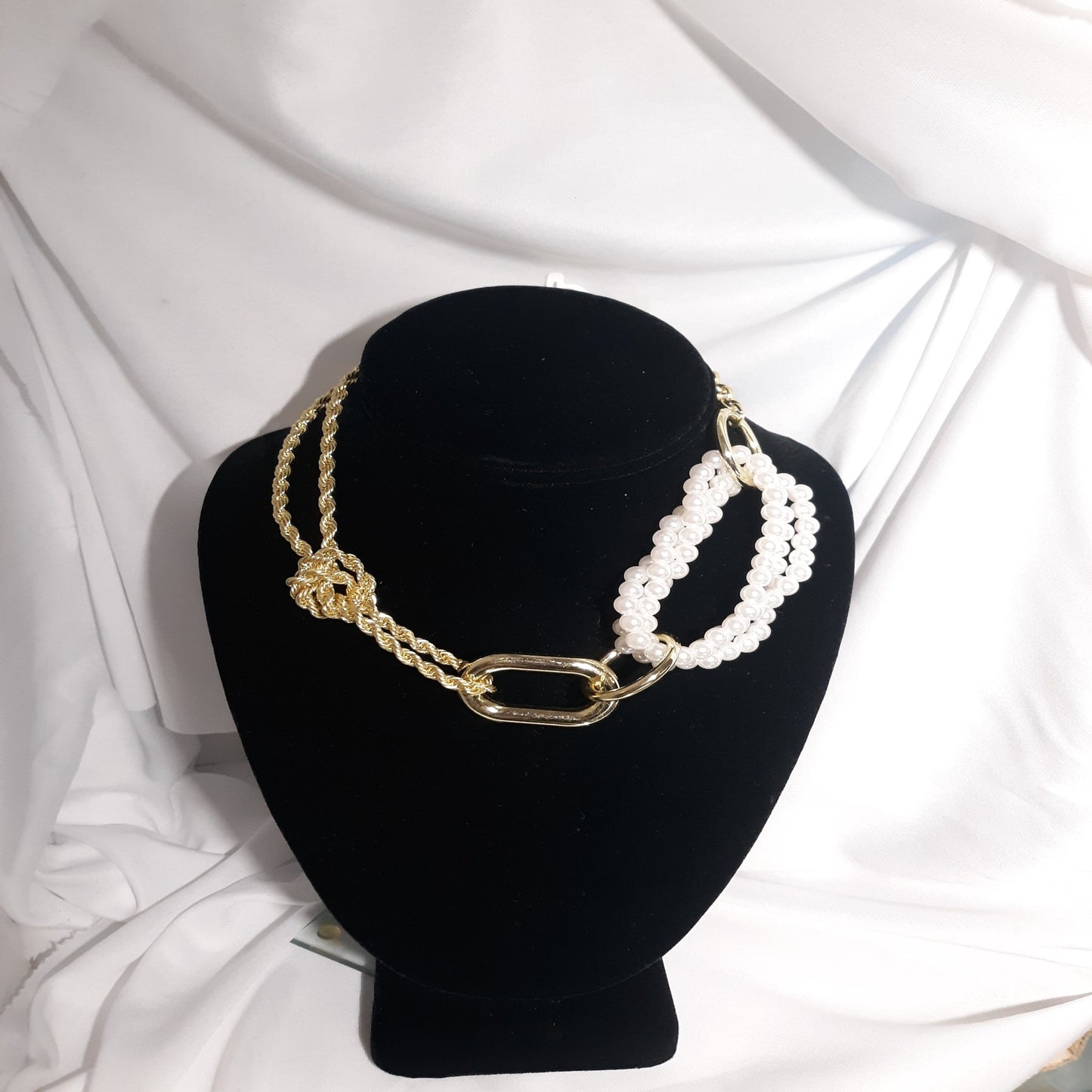 N_Classic Twist Knot Chain and Pearl Choker